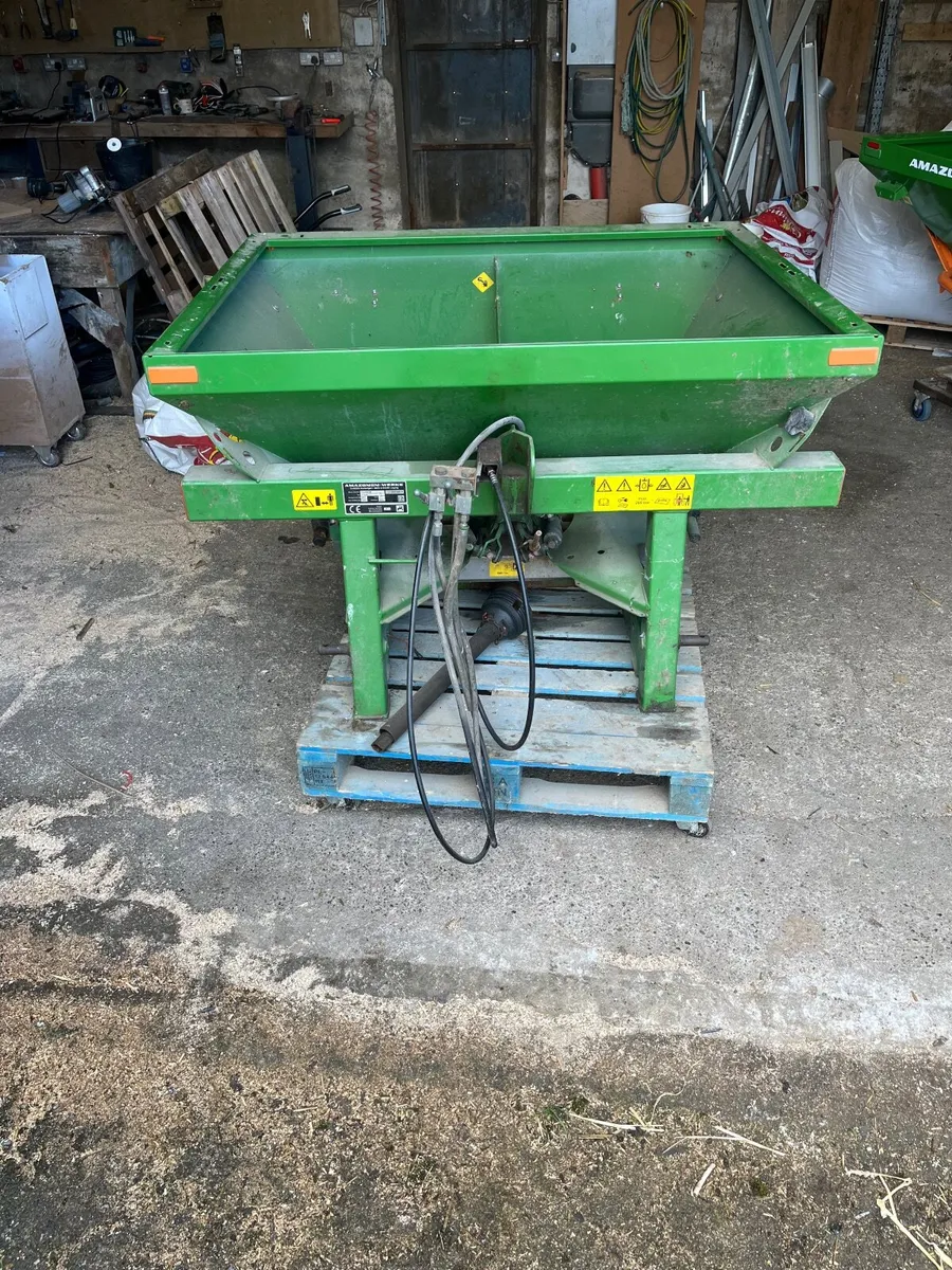 Fertiliser spreader - Image 1