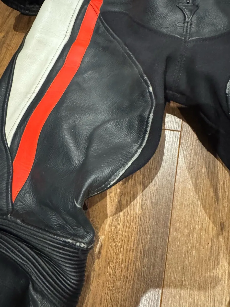 Dainese Avro two piece ladies leathers size 44 - Image 2