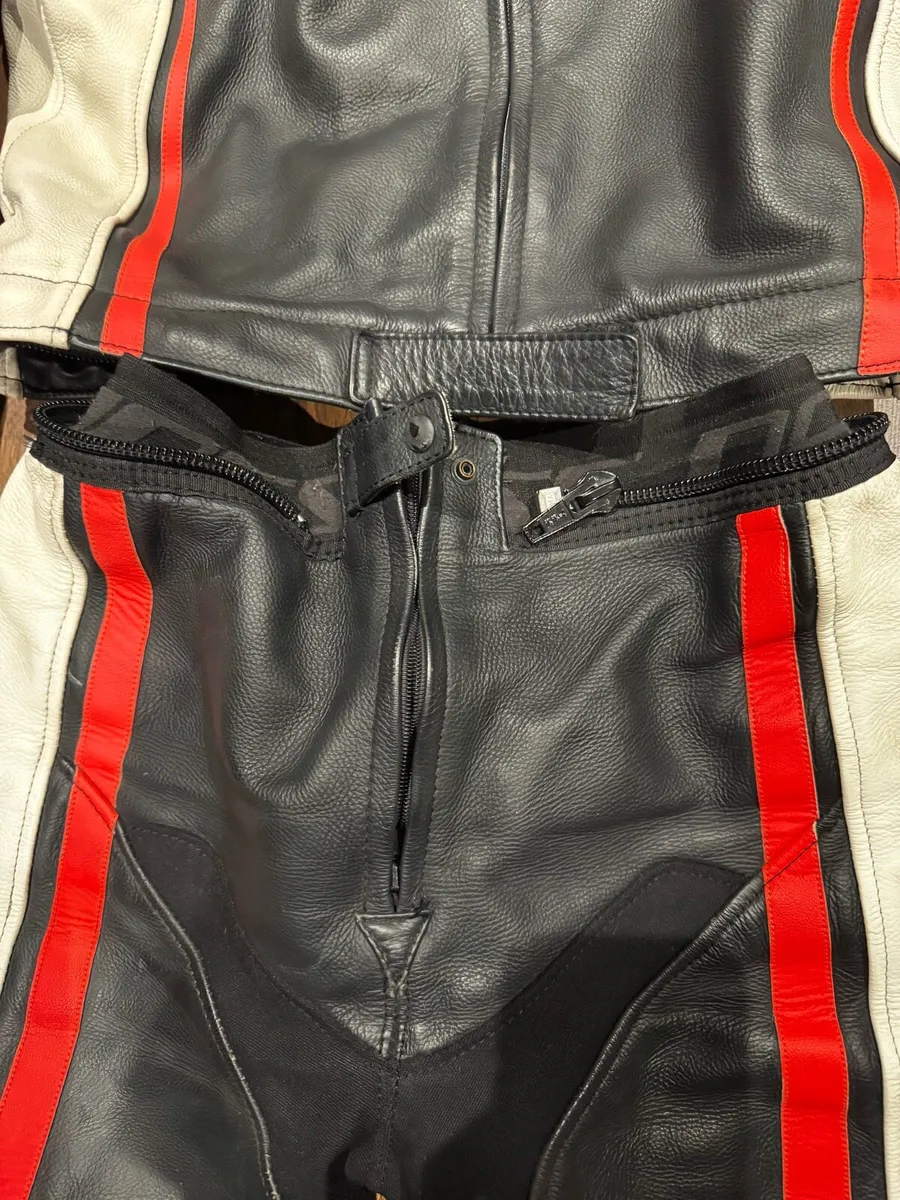 Dainese Avro two piece ladies leathers size 44 - Image 3
