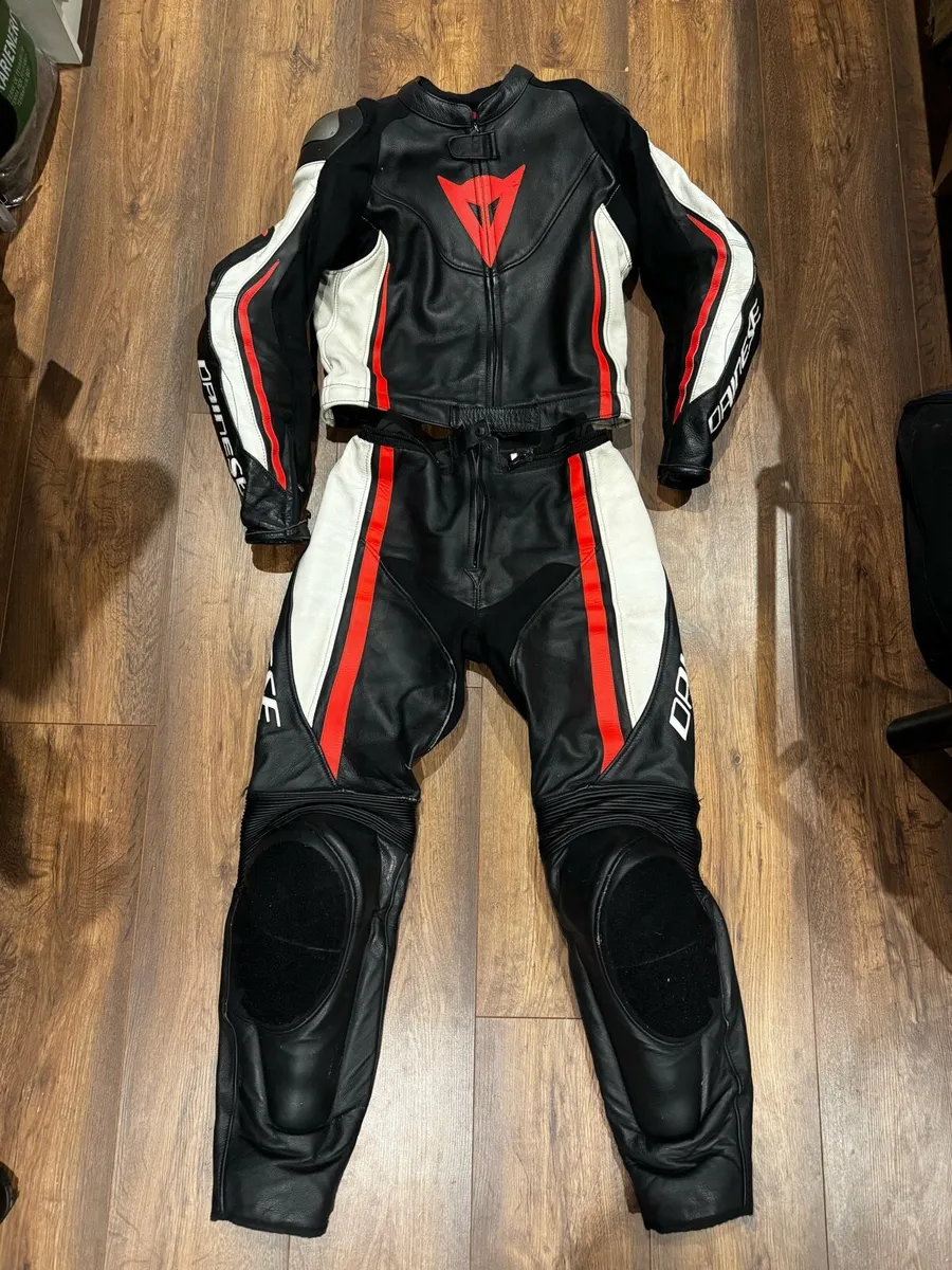 Dainese Avro two piece ladies leathers size 44 - Image 1