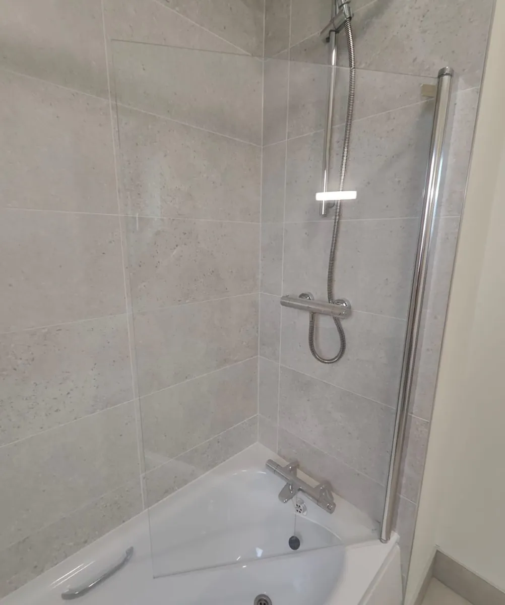 Bathtub with shower - Image 2