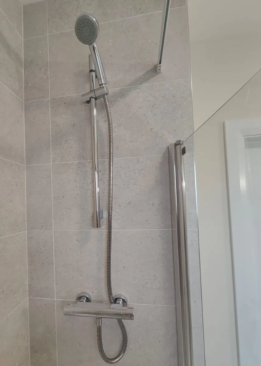 Bathtub with shower - Image 3