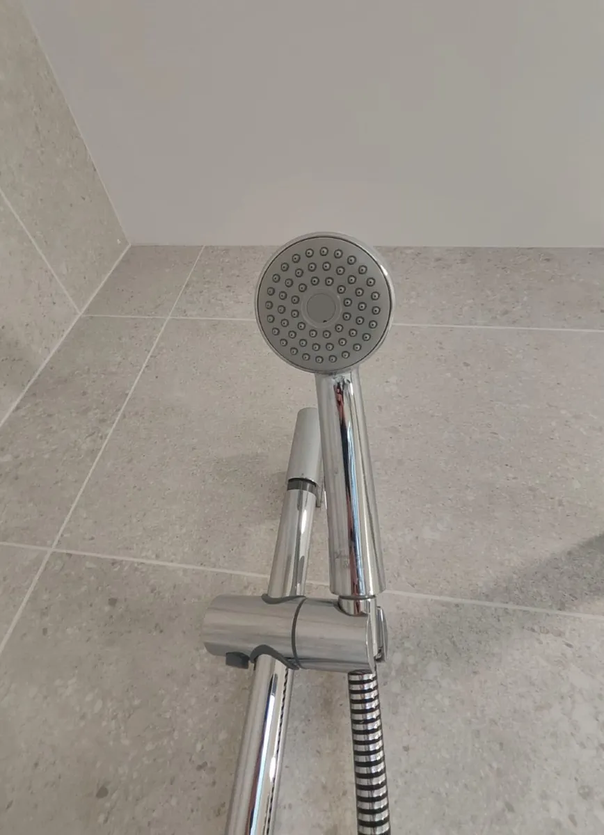 Bathtub with shower - Image 4