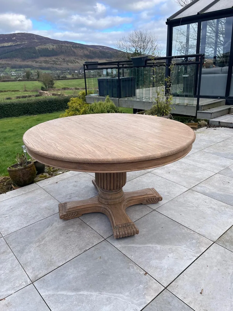 Round Table and Chairs - Image 2