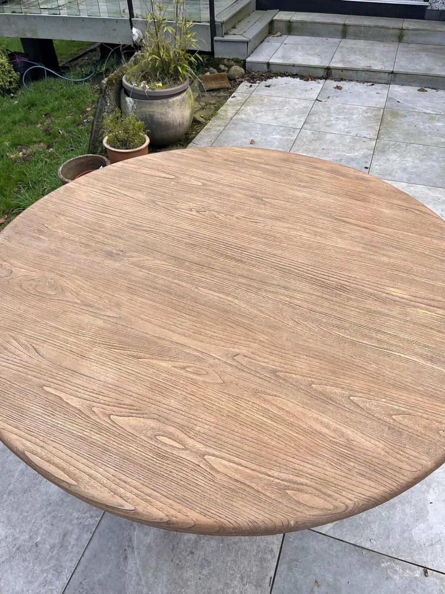 Round Table and Chairs - Image 4