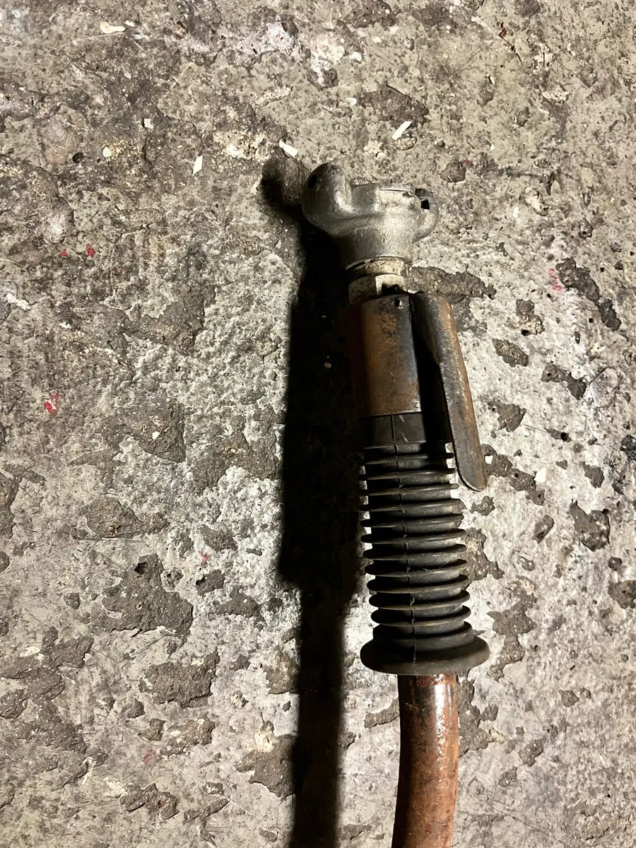 Hand held 3 head concrete scabbler - Image 3