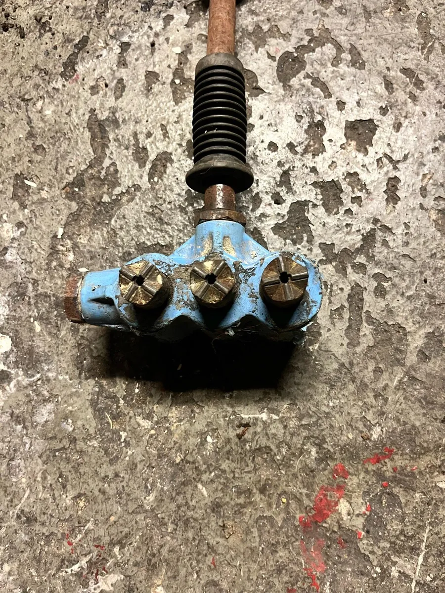 Hand held 3 head concrete scabbler - Image 1