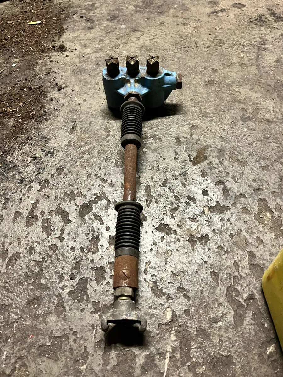 Hand held 3 head concrete scabbler - Image 2