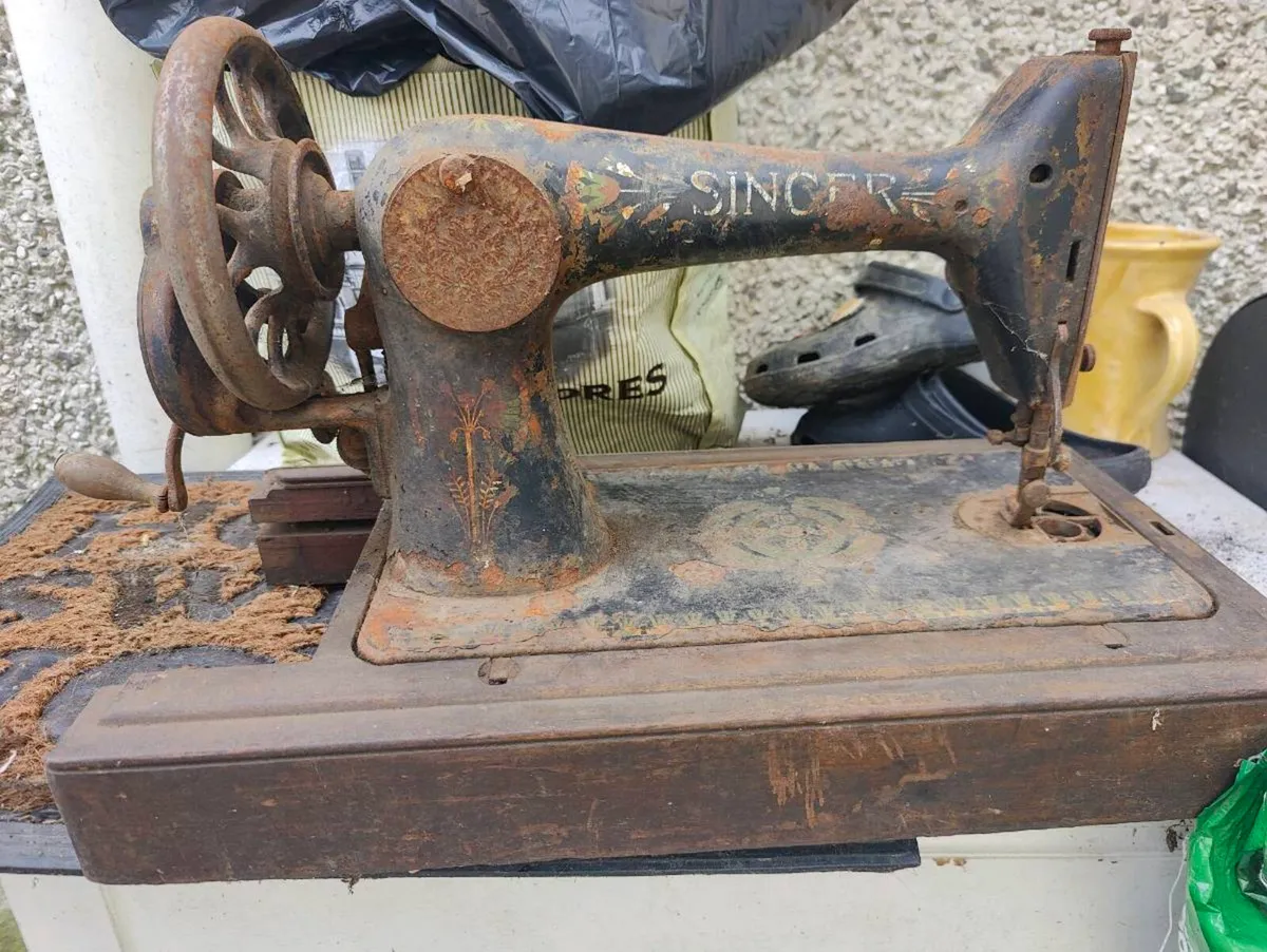 Sewing machine - Image 1