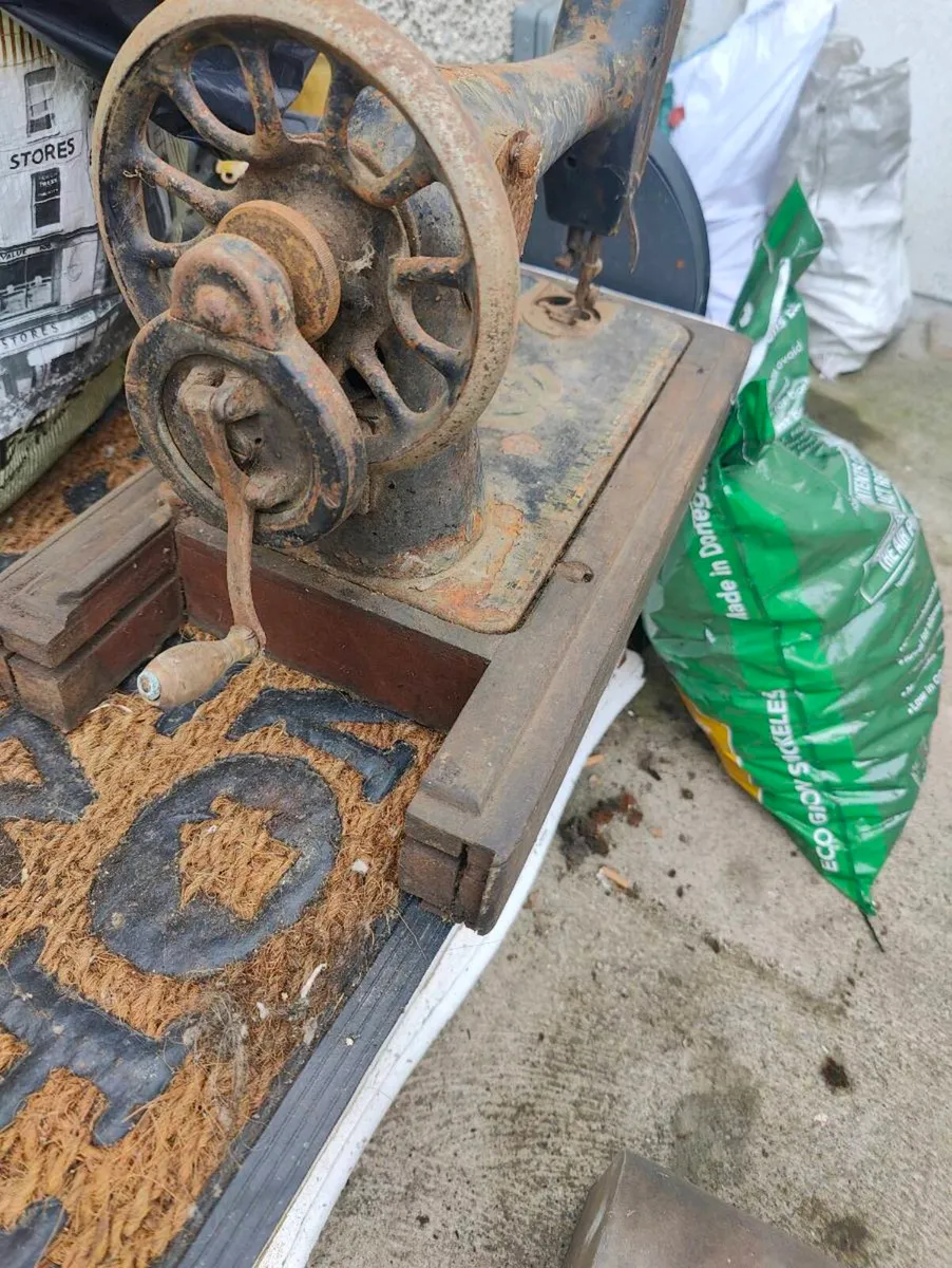 Sewing machine - Image 2