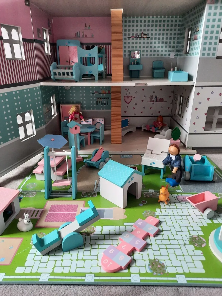 Wooden Dolls house - Image 2