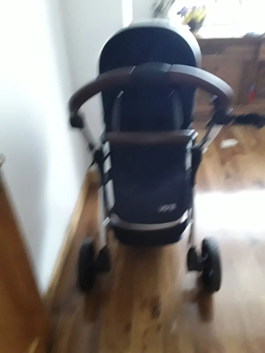 Lovely new condition vinti  two and one buggie - Image 2