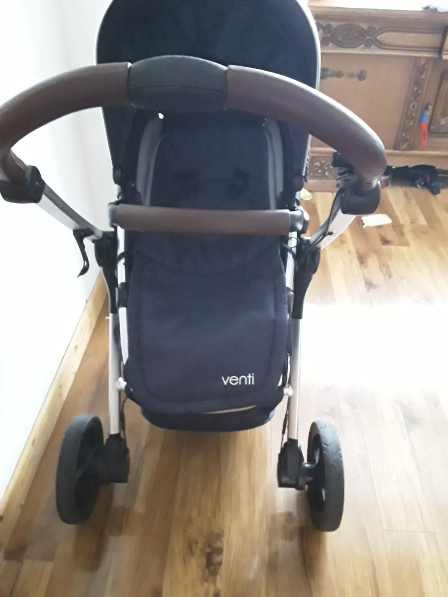 Lovely new condition vinti  two and one buggie - Image 3