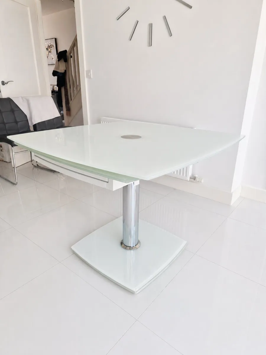 Extending Dining Table seats 4 to 6 people - Image 2