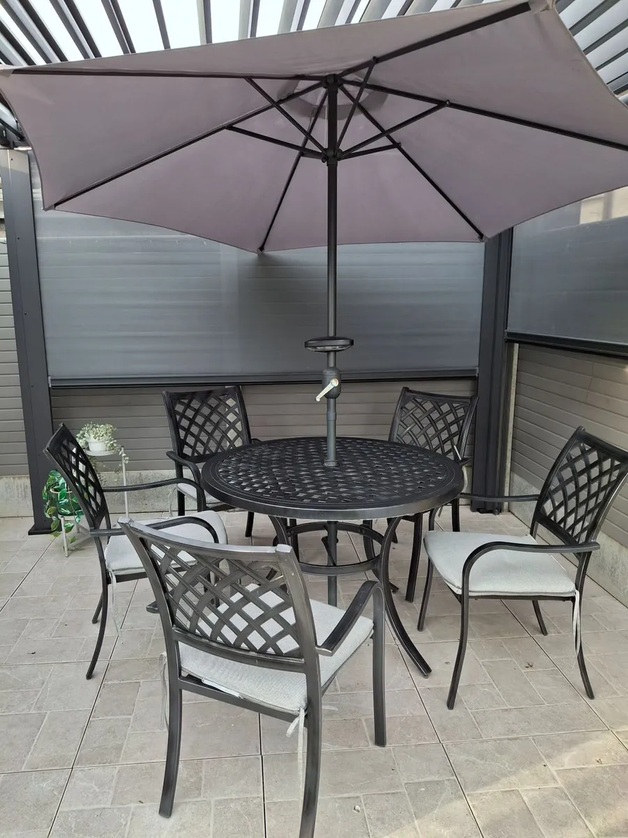 5 seater Cast Aluminium table & chairs parasol - Image 1