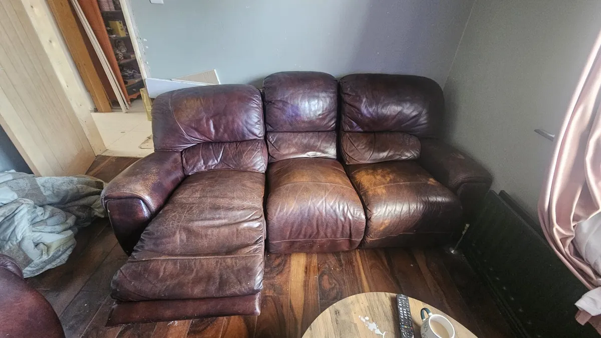 Couches, fireplace, radiator - Image 2