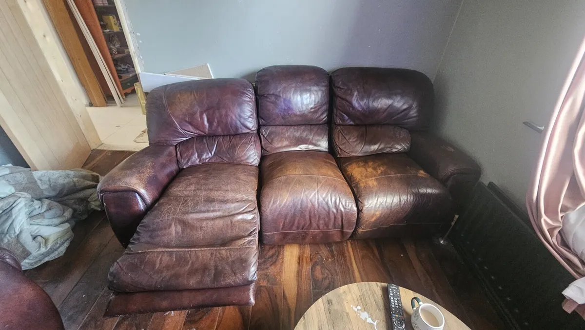 Couches, fireplace, radiator - Image 3
