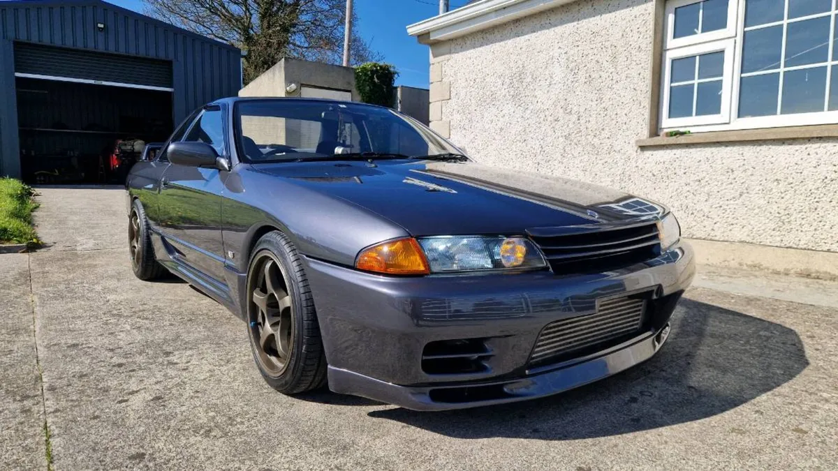 R32 skyline - Image 1