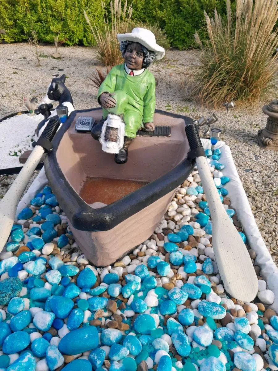 Concerate boat with man and 2 oars - Image 4