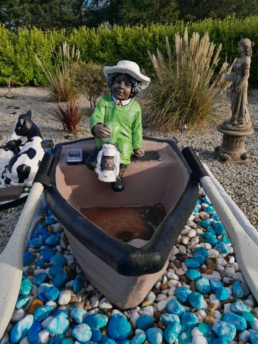 Concerate boat with man and 2 oars - Image 1