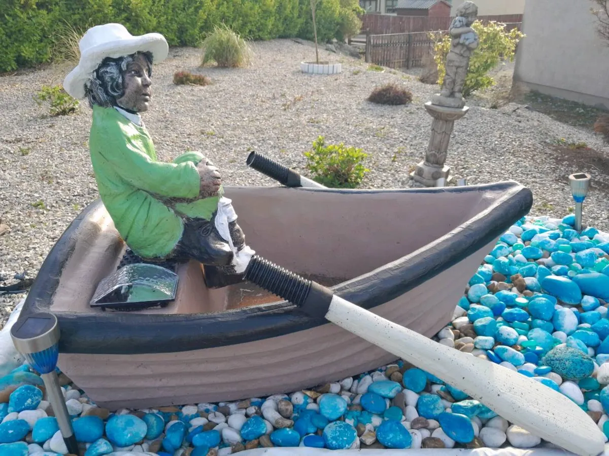 Concerate boat with man and 2 oars - Image 2