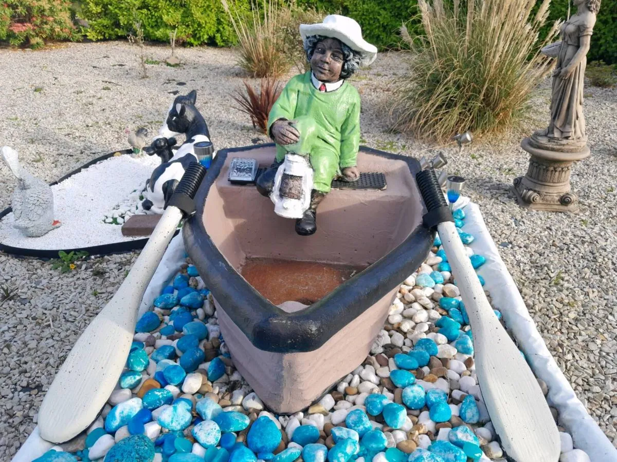 Concerate boat with man and 2 oars - Image 3