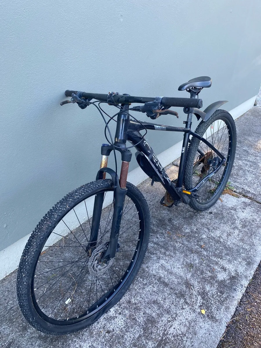 Black hardtail mountain bike - Image 2