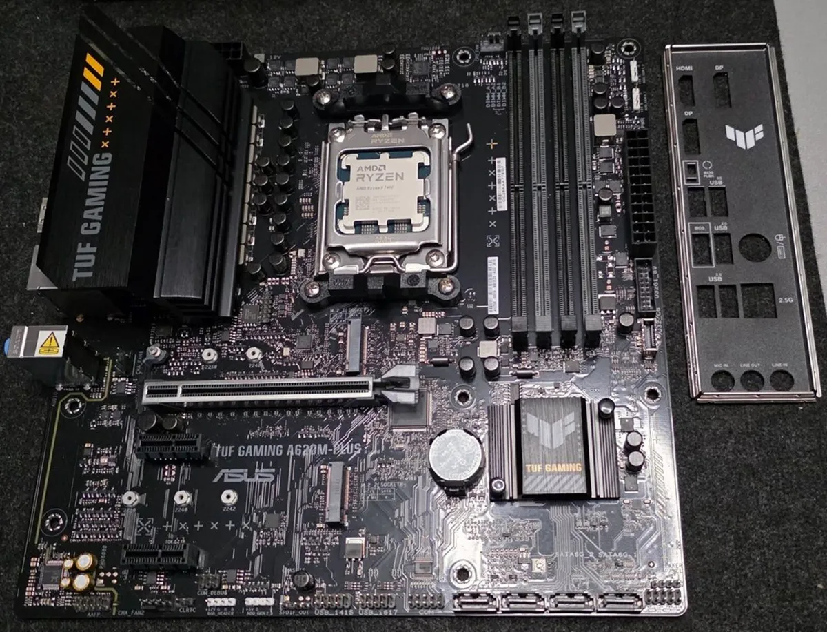 ASUS Tuf A620M Gaming Plus + Ryzen 5 7600 CPU - Image 1