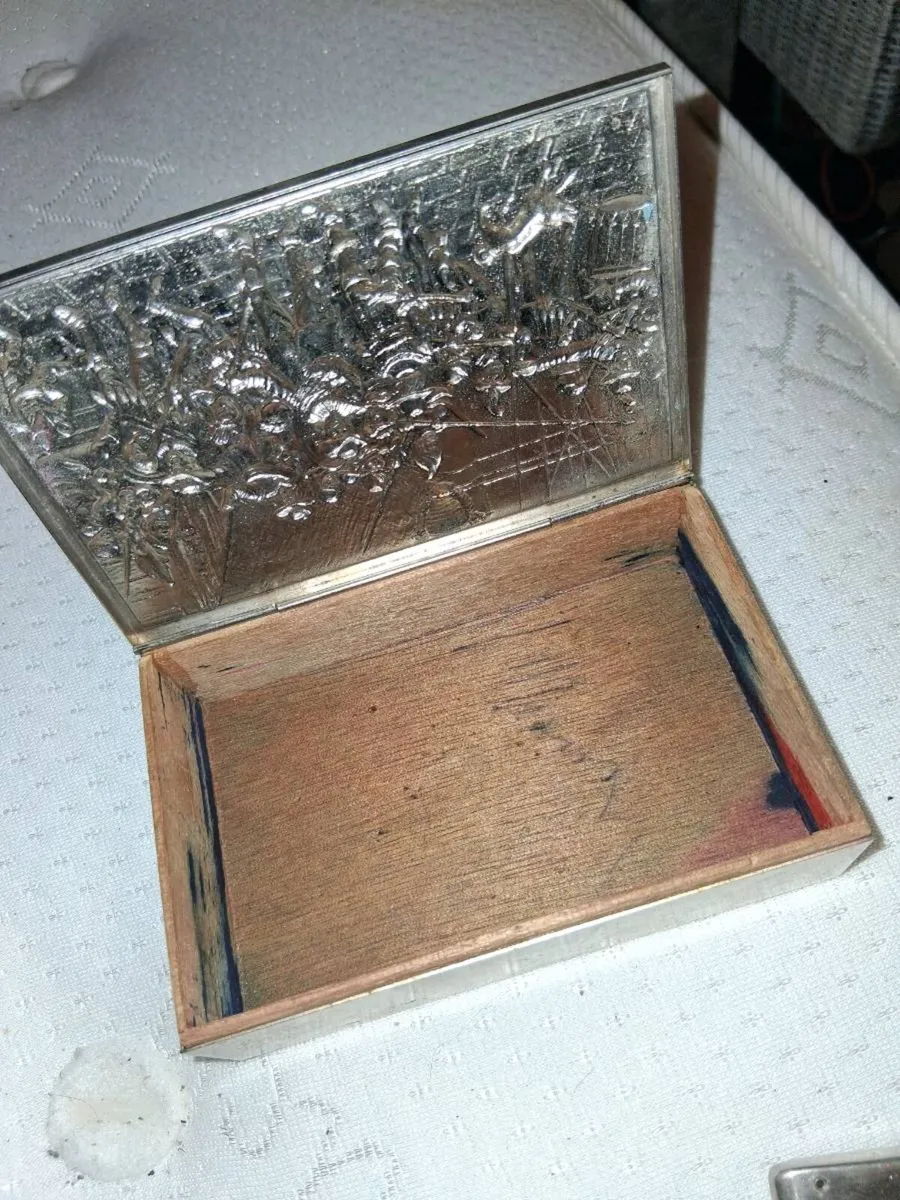 Vintage embossed metal box / lighter - Image 3