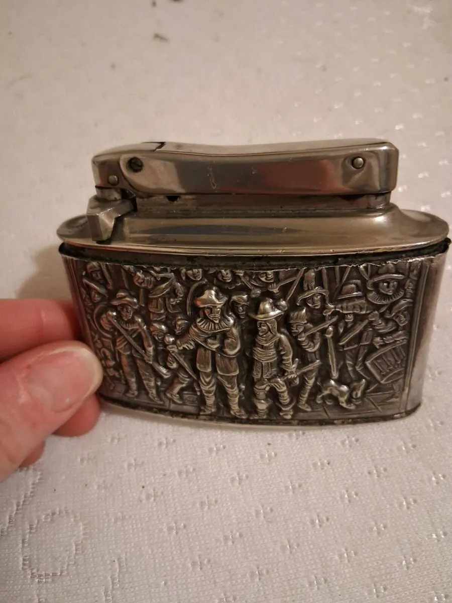 Vintage embossed metal box / lighter - Image 4