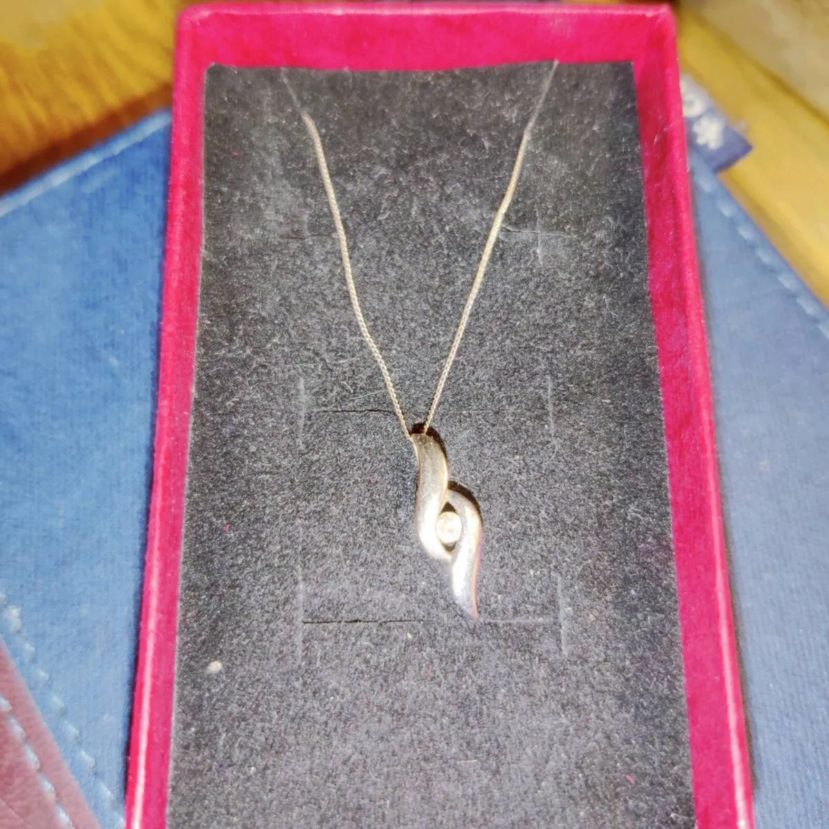 RARE, CELTIC TWIRL, 9CT WHITE Gold New 18"Necklace - Image 1