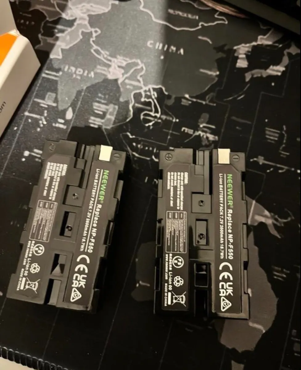 NEEWER NP F550 Battery Charger Set - Image 3