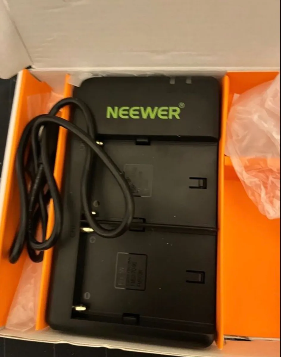 NEEWER NP F550 Battery Charger Set - Image 4