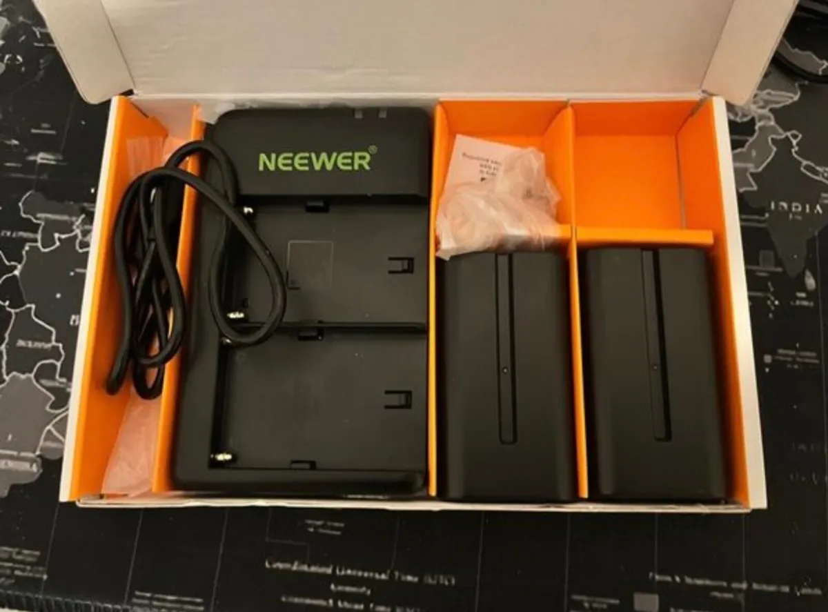 NEEWER NP F550 Battery Charger Set - Image 1