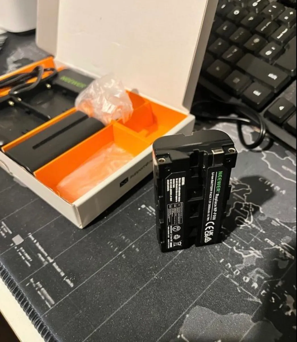 NEEWER NP F550 Battery Charger Set - Image 2