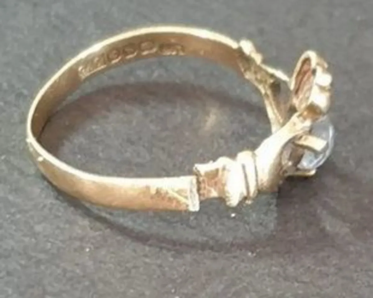 Vintage 9ct Gold Aquamarine Claddagh Ring - Image 2