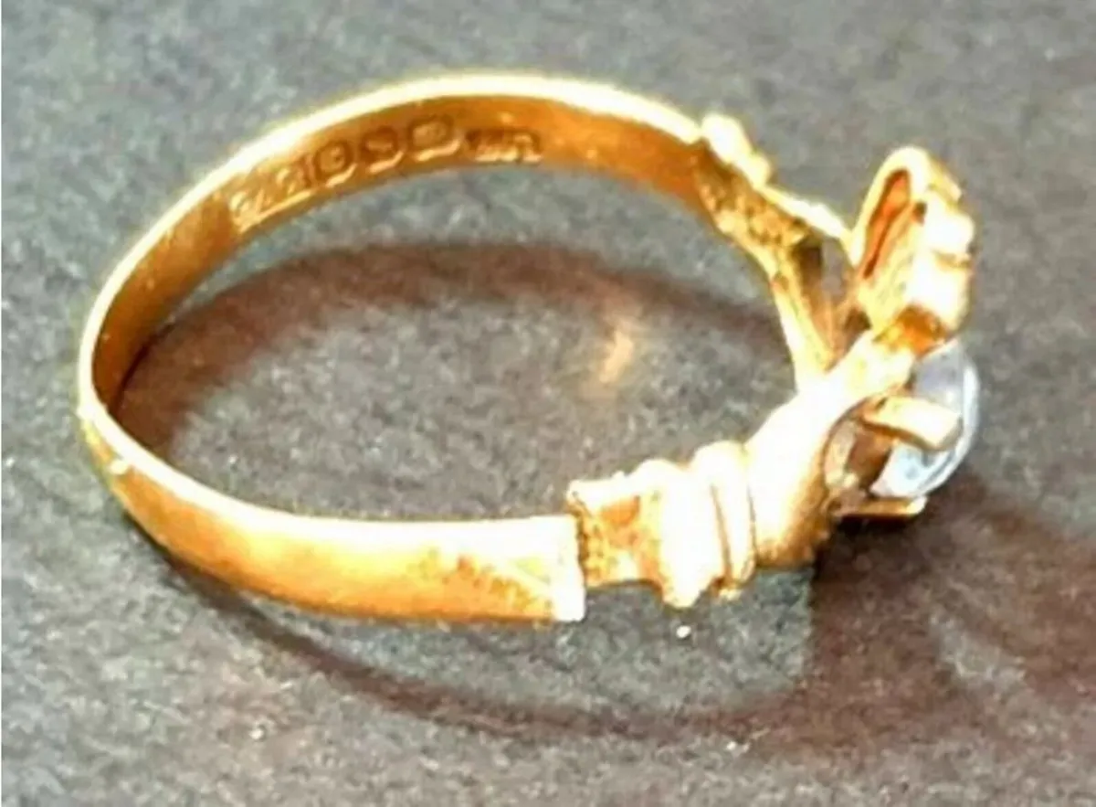 Vintage 9ct Gold Aquamarine Claddagh Ring - Image 4