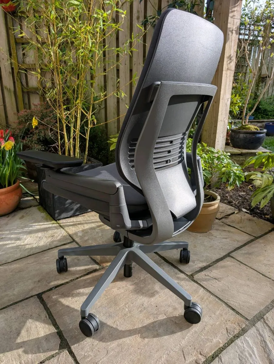Ergonomic office chair - Image 1