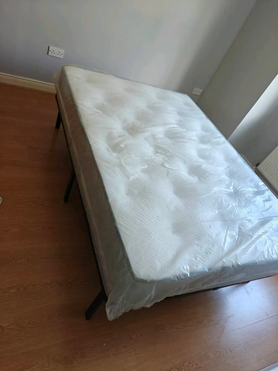 4ft 6 base and mattress - Image 1