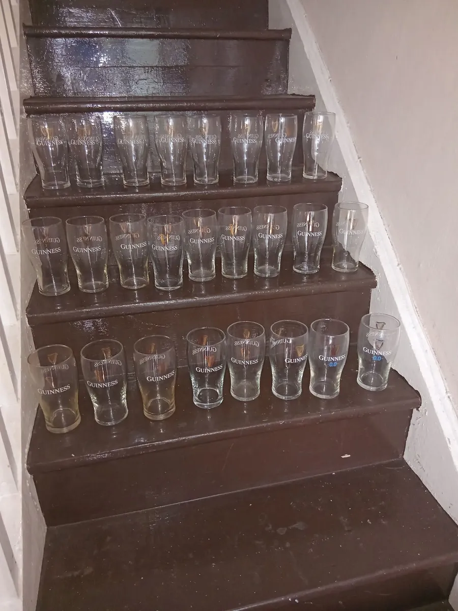 25 GUINNESS PINT GLASSES (2 ARE O.O)