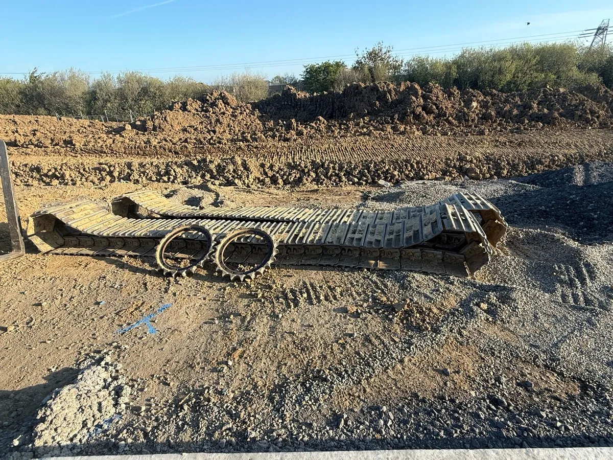 600mm track pads, chains and sprockets - Image 3