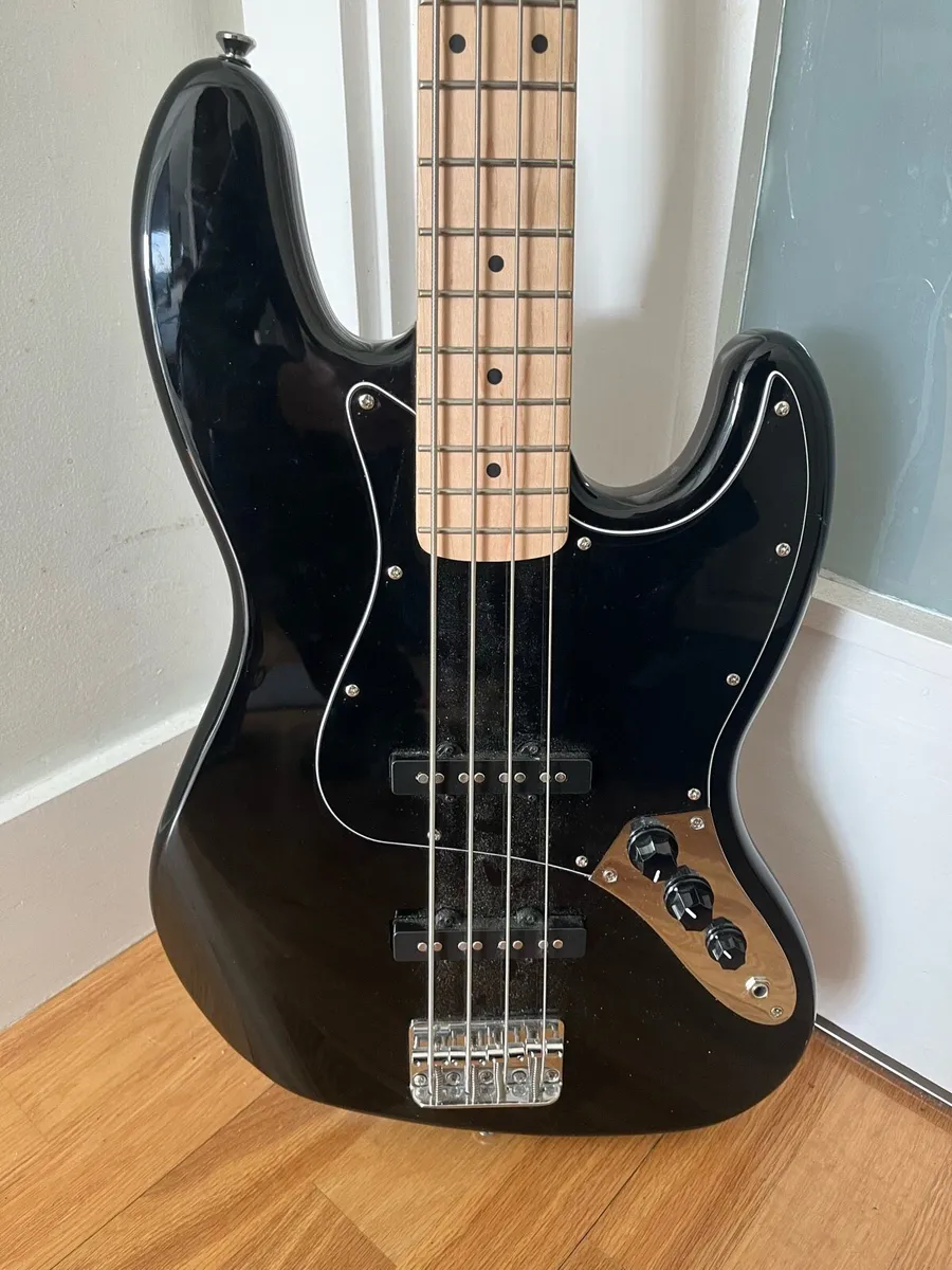 Jazz Bass Squier Black - Image 1