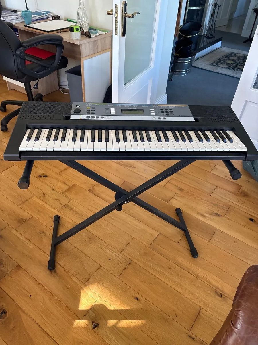 Yamaha ypt 240 keyboard with stand and headphones - Image 1
