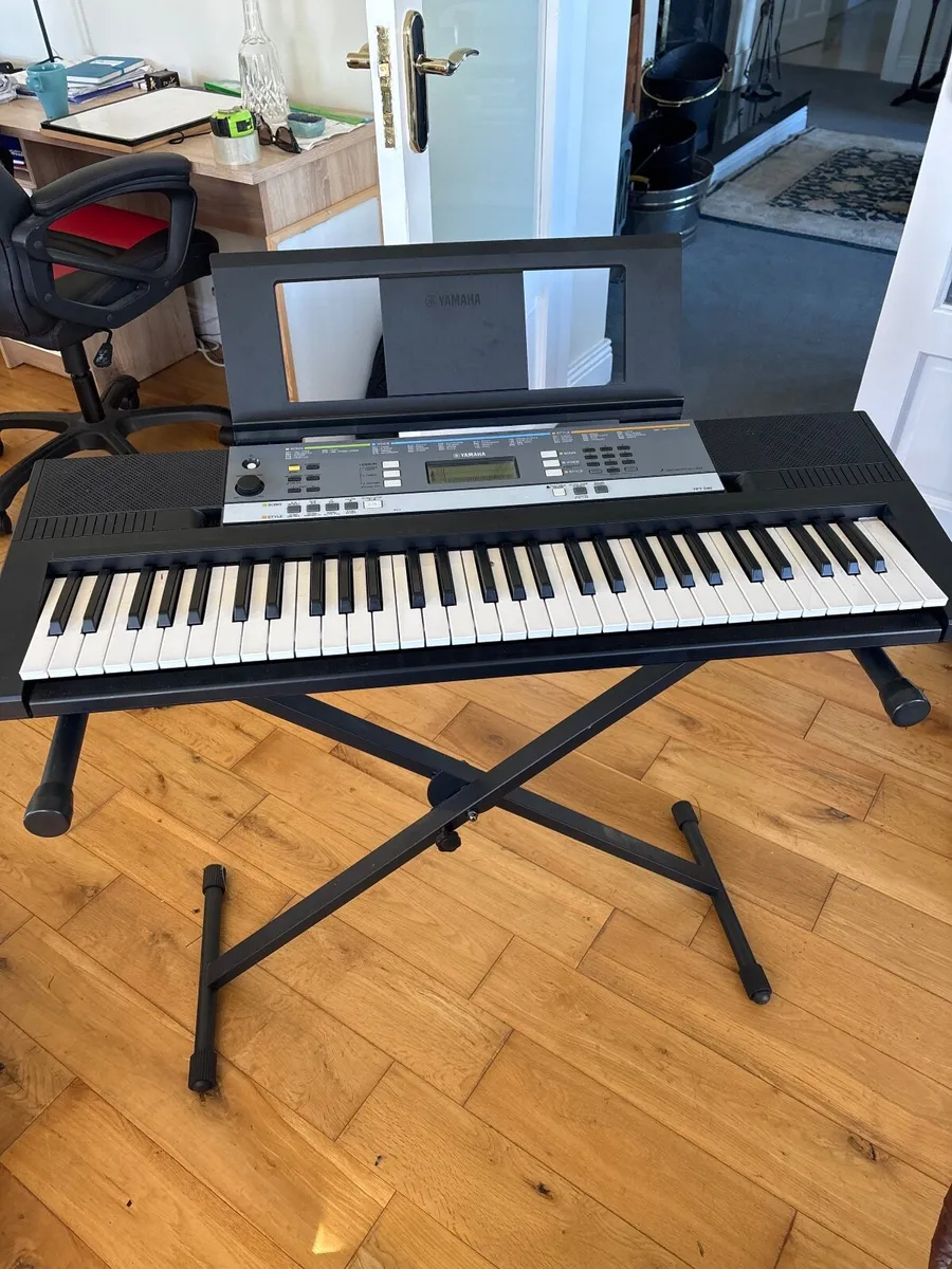 Yamaha ypt 240 keyboard with stand and headphones - Image 2