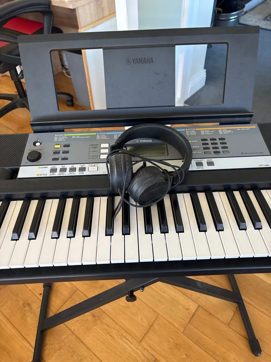 Yamaha ypt 240 keyboard with stand and headphones - Image 3