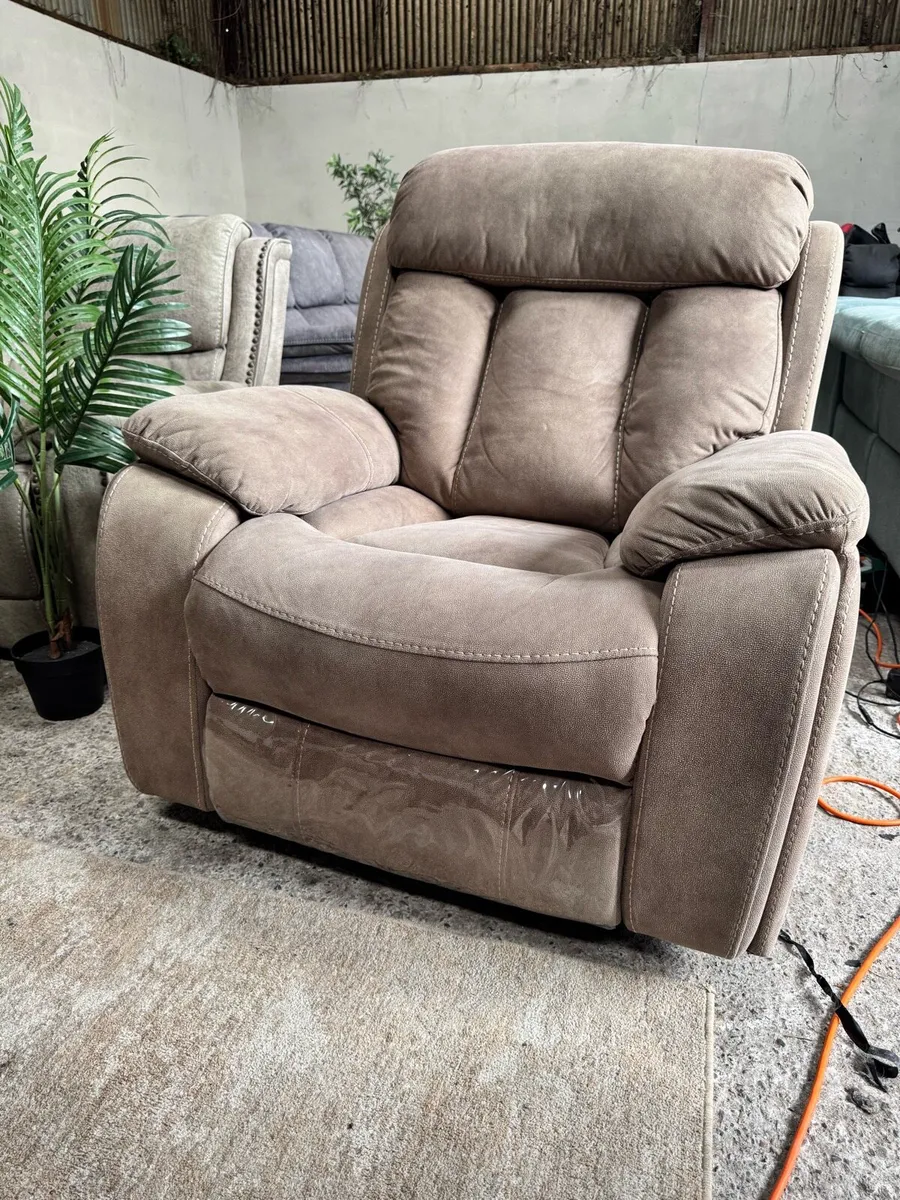 Ez Living 3-1-1 recliner suite - Image 4