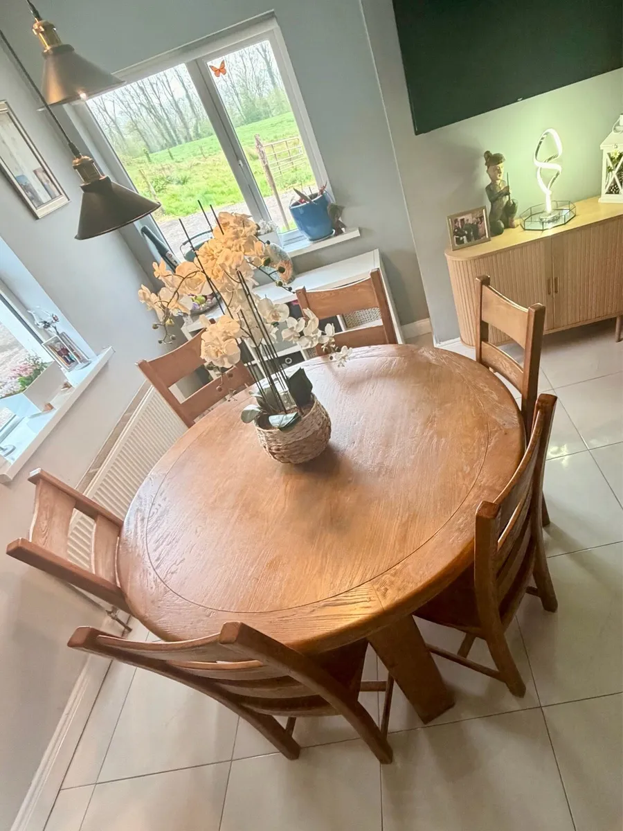 Solid table and 6 chairs - Image 4