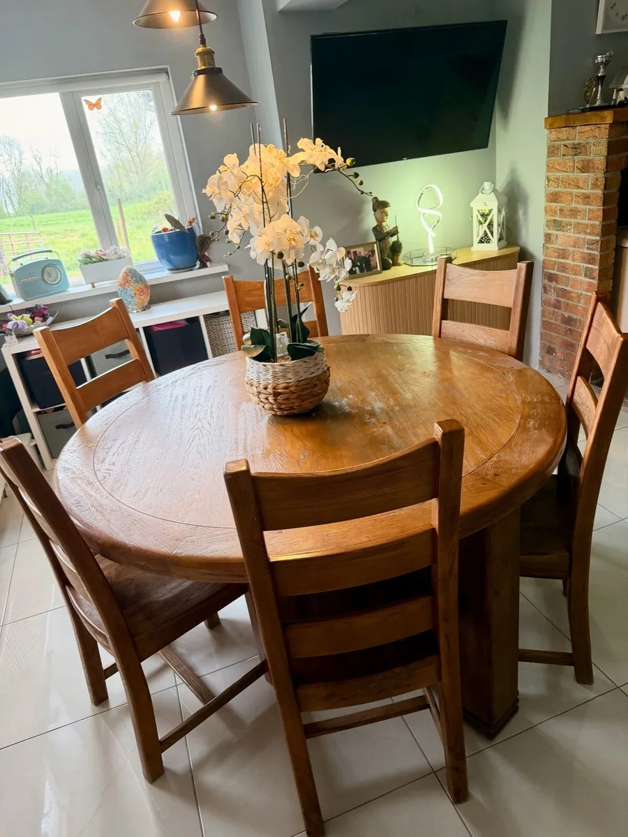 Solid table and 6 chairs - Image 1