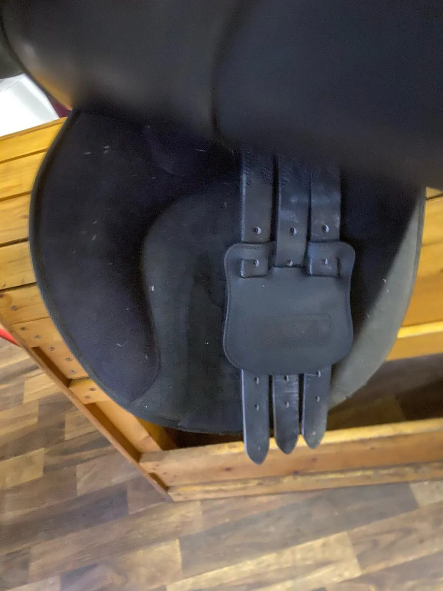 Wintec 17” adjustable jump  saddle - Image 3