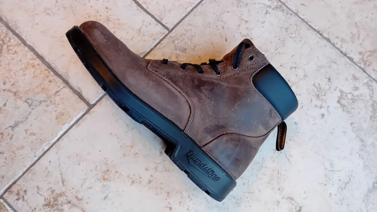 Blundstone size 8 boots - Image 1